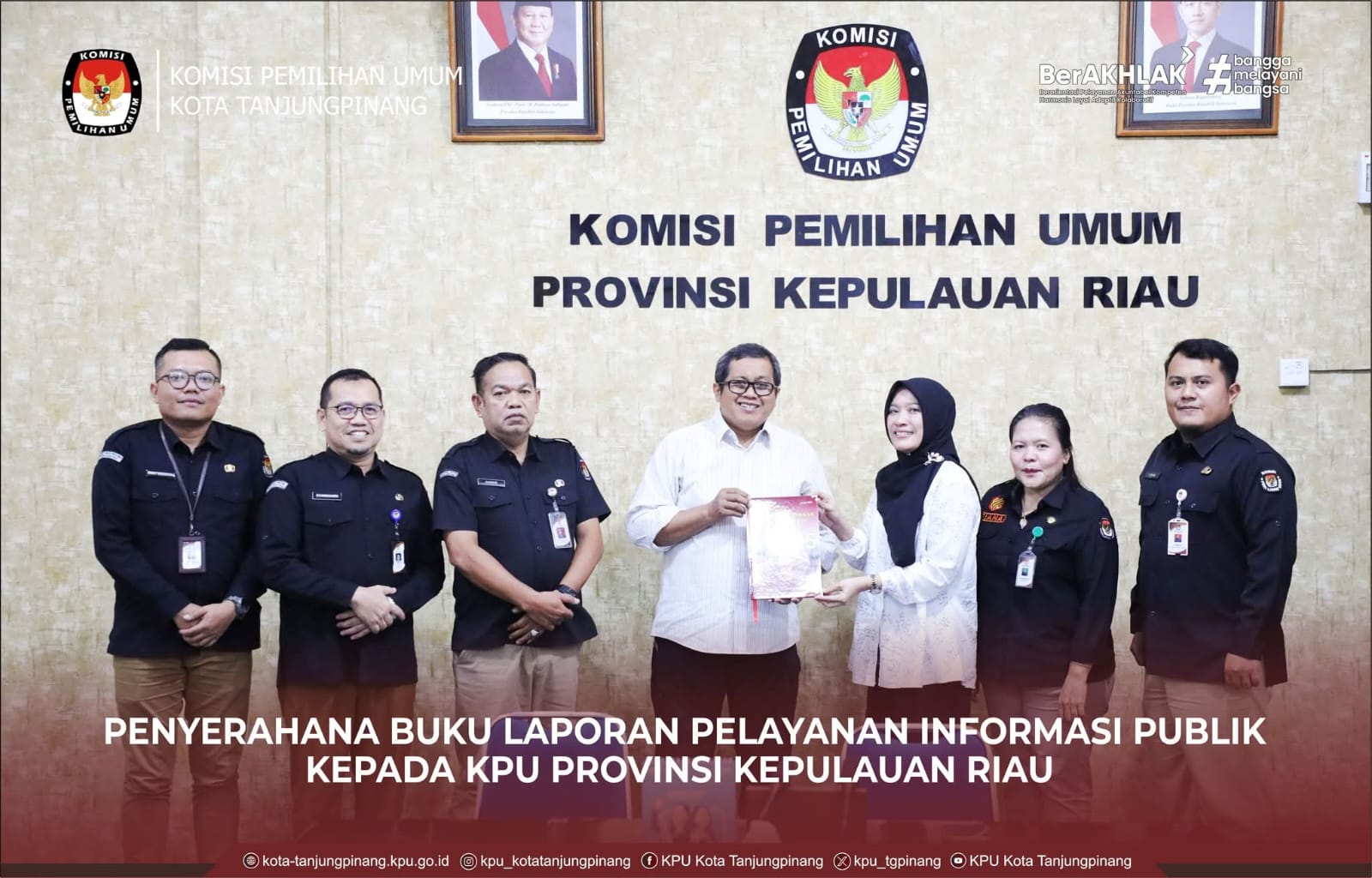 Penyerahan laporan Pelayanan Informasi Publik ke KPU Provinsi Kepulaaun Riau